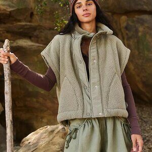 Scout It Out Fleece Vest Color: Sage / Stone